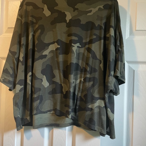 Old navy active wear camouflage crop top. - Picture 4 of 4
